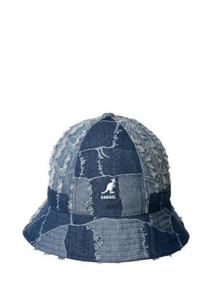 Cappello a secchiello patchwork in denim con bordi sfrangiati e piccolo logo bianco di canguro con etichetta "Kangol" sul davanti.