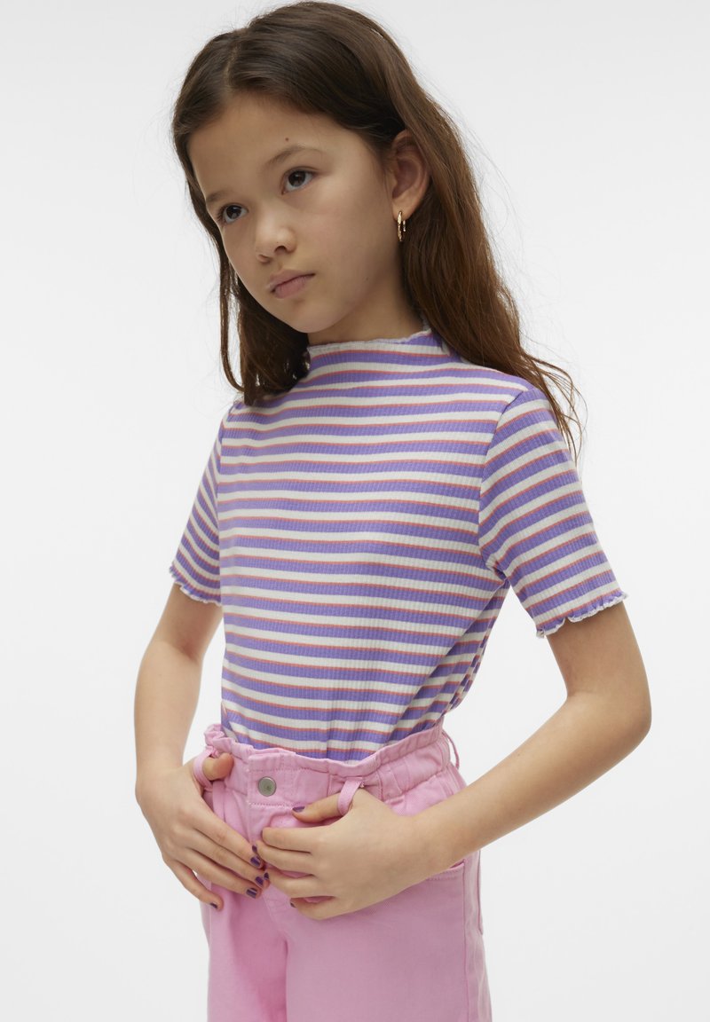 Paars en witte gestreepte top met korte mouwen en een hoge halslijn, met verfrommelde mouwen, gecombineerd met roze broek met een geraffineerde tailleband.
