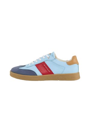 Sneaker blu e grigio con accenti a striscia rossa, lacci bianchi, tallone beige e suola in gomma testurizzata. Materiale superiore in sintetico liscio.