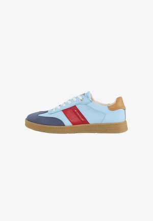 Zapatillas azul y gris con acentos de rayas rojas, cordones blancos, talón marrón y suela de goma texturizada. Material superior sintético liso.