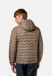 Giacca puffer beige con cappuccio, caratterizzata da un motivo a onde cucito e una superficie liscia. La vista posteriore mostra una vestibilità comoda e polsini elastici.
