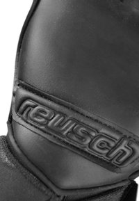 Gant de gardien de but noir avec une finition en cuir lisse, arborant un logo "Reusch" en relief. Le gant offre un ajustement serré et des détails de surpiqûres renforcées.