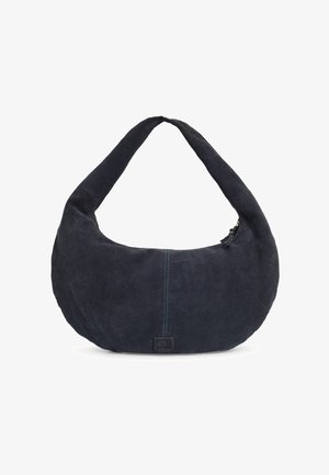 Zwarte suède handtas in halve maanvorm met brede riem en zichtbare naad in het midden, voorzien van een klein label bij de basis.