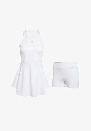 Hvid sportssæt med en ærmeløs top med en udvidet nederdel og matchende taljebånd, ledsaget af tætsiddende hvide shorts med en glat tekstur.