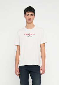 Biały t-shirt z krótkim rękawem wykonany z bawełny, z logo "Pepe Jeans LONDON" w czerwonym kolorze na piersi. Dopasowany krój.