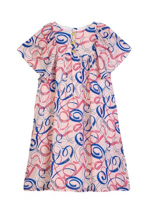 Vestito rosa a maniche corte con vita arricciata, bottoni gialli e motivo a nastro blu e rosso che si snoda su tutta la superficie.