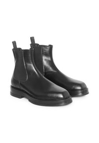 Čierne kožené Chelsea čižmy s elastickými bočnými panelmi, okrúhlou špičkou, úchytkami a štruktúrovanou podrážkou pre lepšiu priľnavosť. Elegantný, minimalistický dizajn.