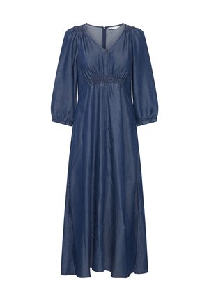 Mørkeblå denimkjole med V-udskæring, samlede talje og lange pufærmer. Stoffet har en glat tekstur og et flydende, midi-langt design.