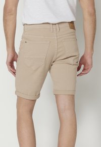 Koroshi BERMUDA STRETCH REGULAR COLORS BERMUDA STRET - Jeansshorts - beige