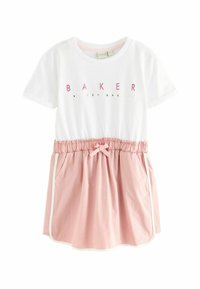 Weißes T-Shirt mit der Aufschrift 'BAKER' in Pink und Gold, geraffter rosa Rock mit elastischem Bund und Schleifendetail, seitlichen Taschen und Besatz.