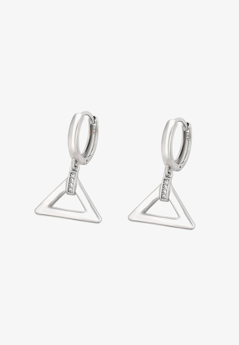 Stříbrné kruhové náušnice s visícími dutými trojúhelníkovými přívěsky zdobenými malými čirými kamínky na bílém pozadí.
