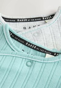 Trzy ubrania: jedno w jasnym kolorze morskim i dwa szare, wszystkie z prążkowaną fakturą, okrągłym dekoltem i ozdobami z guzikami. Metki z napisem "BAKER by TED BAKER."