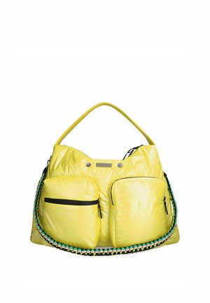 Gele nylon handtas met twee ritszakken aan de voorkant en een kleurrijke geweven schouderband op een witte achtergrond.