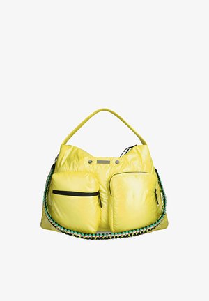 Gele nylon handtas met twee ritszakken aan de voorkant en een kleurrijke geweven schouderband op een witte achtergrond.