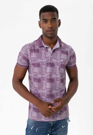 Lilla kortærmet polo-shirt med et struktureret mønster af lyse og mørke firkanter, suppleret med en kontrastfarvet krave og tre knapper.