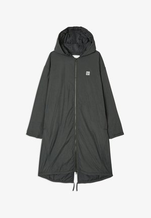 Pikk tumehall kapuutsiga mantel esilukuga, kahe küljetasku ja väikese valge ruudukujulise logoga rinnal.