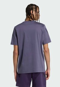 adidas Sportswear Triko s potiskem - preloved violet
