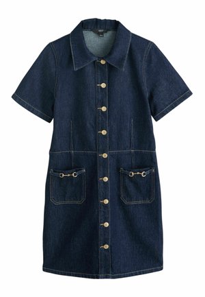 Vestido de mezclilla azul oscuro de manga corta con botones en la parte delantera, dos bolsillos frontales con detalles de hebilla metálica y cuello puntiagudo.