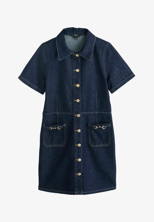 Vestido de mezclilla azul oscuro de manga corta con botones en la parte delantera, dos bolsillos frontales con detalles de hebilla metálica y cuello puntiagudo.
