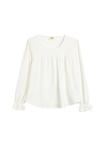 Blusa blanca de manga larga con tejido texturizado, escote redondo, cuerpo fruncido y puños con volantes. Diseño ligero y holgado.