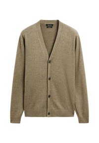 Tan stickad cardigan med V-ringning, ribbad mudd och nederkant, med fem mörka knappar fram och en mjuk textur.