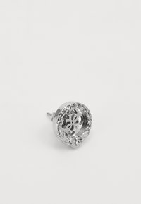 Boucles d'oreilles en argent avec un design découpé floral et en filigrane, entourées de petits rhinestones clairs, avec une tige solide pour un port sécurisé.