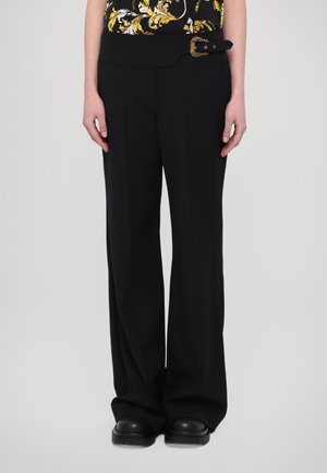 Pantaloni neri a gamba larga con una vita strutturata e un elegante fibbia dorata in evidenza. Realizzati in un tessuto liscio e resistente.