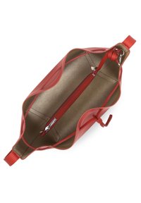 Borsa a tracolla rossa in pelle con una superficie liscia, apertura superiore e una tasca interna con zip. Foderata in tessuto beige, presenta una base piatta e legami laterali.