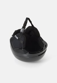 Zwarte motorhelm met een glanzende buitenkant en een gevoerde binnenkant. Beschikt over verstelbare banden en een gaasvoering voor comfort en ventilatie.