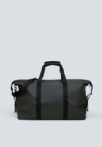 Borsa a sacca impermeabile verde scuro con manici neri e branding in rilievo. Presenta doppie maniglie per il trasporto e una tracolla removibile.