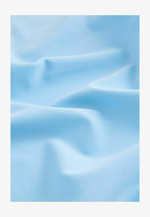 Črtasto svetlo modro blago z gladko teksturo, ki ima mehke gube in nežne prepone, kar ustvarja subtilen valovnati vzorec povsod.