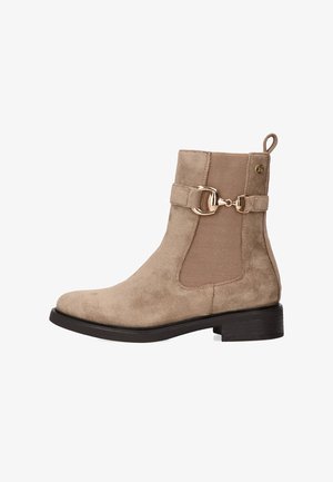 Botín de ante beige hasta el tobillo con paneles laterales elásticos, acentos de hardware dorado y un tacón grueso. Presenta un tirador en bucle para facilitar su uso.