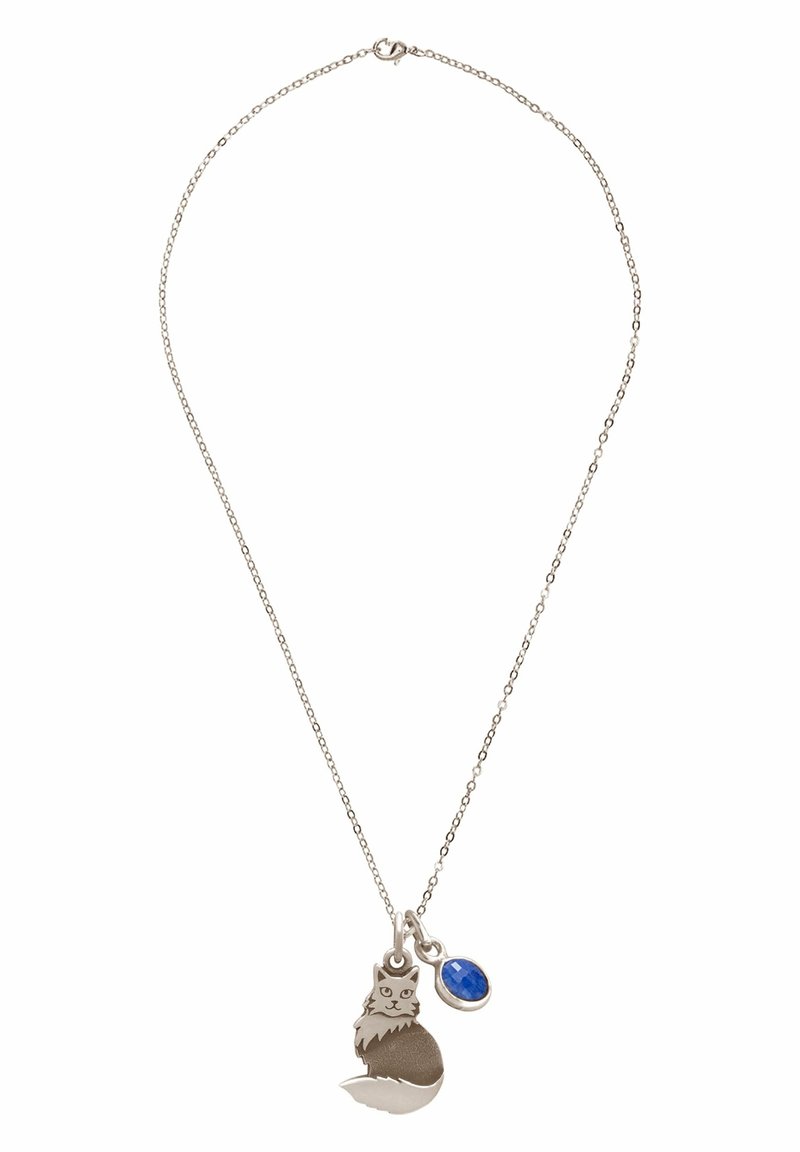 Collier en chaîne argentée avec pendentif en forme de chat et petit charme en pierre précieuse bleue ovale sur fond blanc.