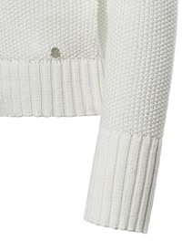 Cremfarbener Pullover mit strukturiertem Strickmuster, gerippten Bündchen und einem metallischen Logoakzent nahe dem Saum. Weiches, dickes Material.