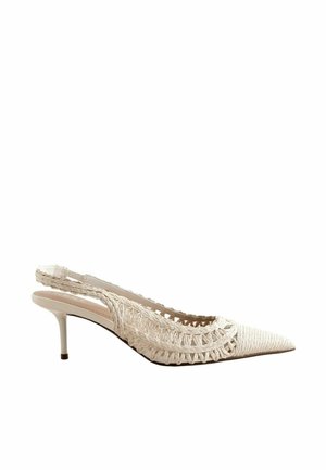 Zapato de salón beige con tira trasera tejida, punta puntiaguda y tacón medio delgado.