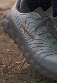 NNormal TOMIR 1.0 UNISEX - Trail hardloopschoenen - grey