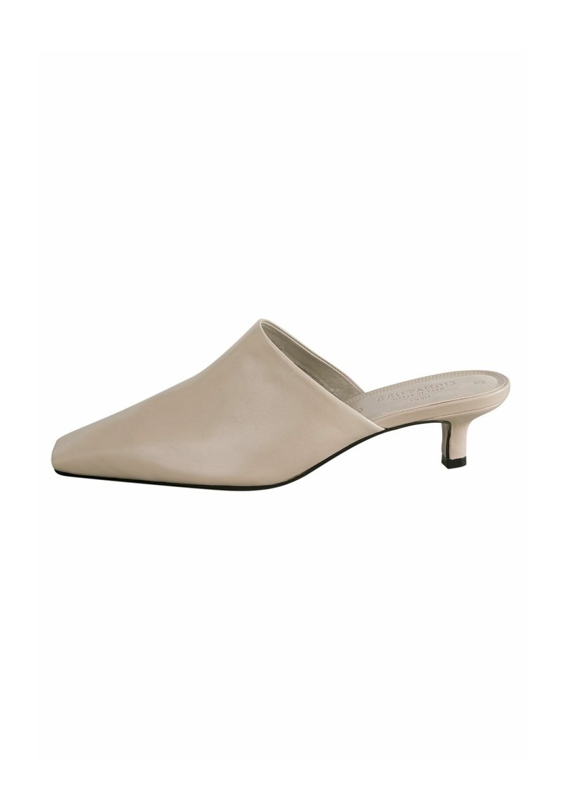 Beige-nahkaiset mulesit, joissa on kärjen muotoilu ja matala kitten-korko. Sujuva pinta, minimalismi ja ilman hihnoja tai koristeita.
