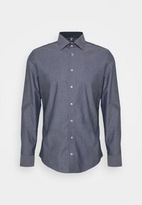 Pánská tmavě šedá košile s dlouhým rukávem a knoflíkovým zapínáním, s špičatým límcem a jemným vzorem teček na vnitřním límci, vystavená na bílém pozadí.