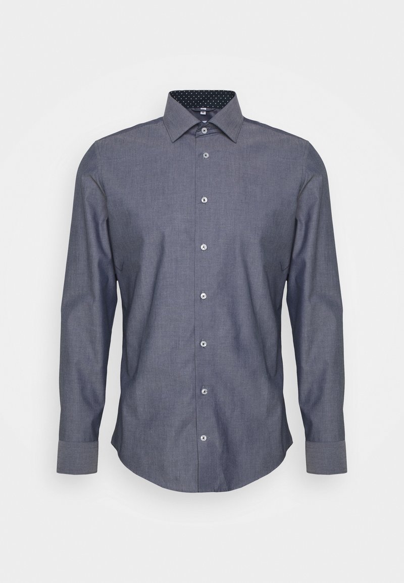 Pánská tmavě šedá košile s dlouhým rukávem a knoflíkovým zapínáním, s špičatým límcem a jemným vzorem teček na vnitřním límci, vystavená na bílém pozadí.