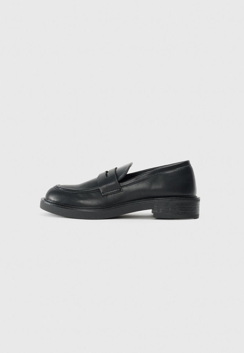 Mustad nahast loafers ümarate varvastega, tikkimiste detailidega ja väikese kandiga. Sile pind ja paindlik kummist tald.