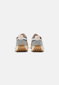 Scarpe da ginnastica grigie e beige con tomaia in camoscio e mesh, dotate di suola in gomma e accento arancione sul tallone. Logo sul retro.