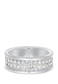 Der silberne Ring hat ein breites Band, das mit mehreren runden Strasssteinen verziert ist und eine strukturierte Oberfläche bietet. Mit "925" für Sterling Silber gekennzeichnet.