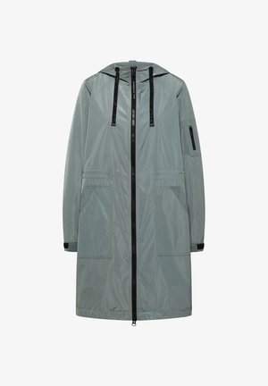 Długa, jasnoszara wodoodporna kurtka z kapturem, czarnym zamkiem błyskawicznym, czarnymi sznurkami, dwoma przednimi kieszeniami oraz kieszenią na zamek na lewym rękawie.