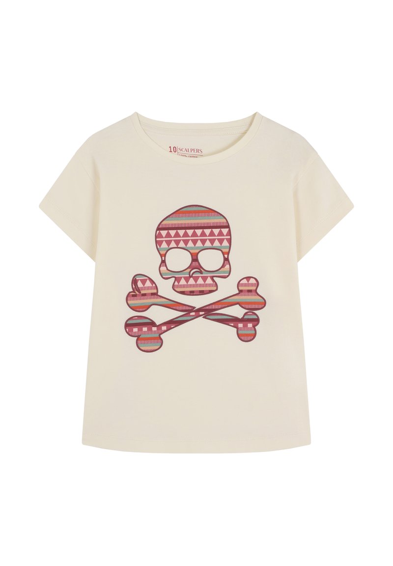 Camiseta de manga corta color crema con un diseño gráfico de una calavera estilizada y huesos cruzados en patrones geométricos rosas y azules.