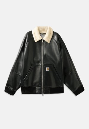 Giacca di pelle nera con colletto in sherpa beige, chiusura con zip e due tasche laterali. Presenta polsini a coste e una piccola etichetta con logo.