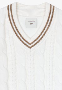 Suéter blanco de punto trenzado con escote en V, que presenta un ribete de rayas marrón y blanco alrededor del cuello. La etiqueta dice "DAN JOHN DNJ".