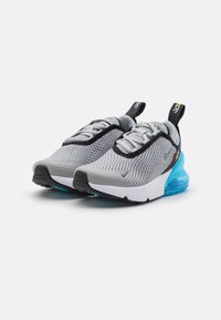 Zapatillas deportivas grises con parte superior de malla, acentos negros y una distintiva unidad de amortiguación de aire azul en la suela. Incluido sistema de cordones flexible.