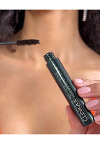 Clinique High Impact Mascara tuubissa, joka on kiiltävän tummanvihreä ja hopeateksteillä; harjassa on lyhyet, tiheät harjakset levittämistä varten.