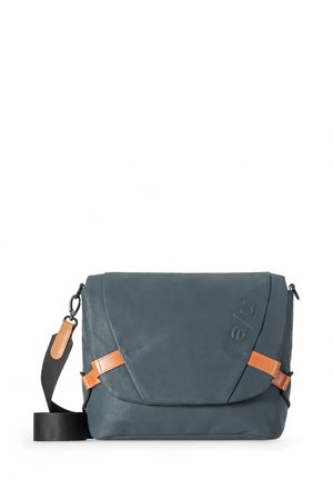 Leder-Umhängetasche in Dunkelblau mit braunen Akzenten, ausgestattet mit einer Klappe, verstellbarem Riemen und geprägten Details auf der Vorderseite.