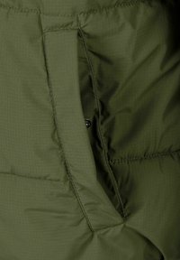 Olivengrüner gepolsterter Jacke mit einer geschwungenen Reißverschlusstasche, strukturiertem Stoff und sichtbaren Nähten entlang der Nähte.